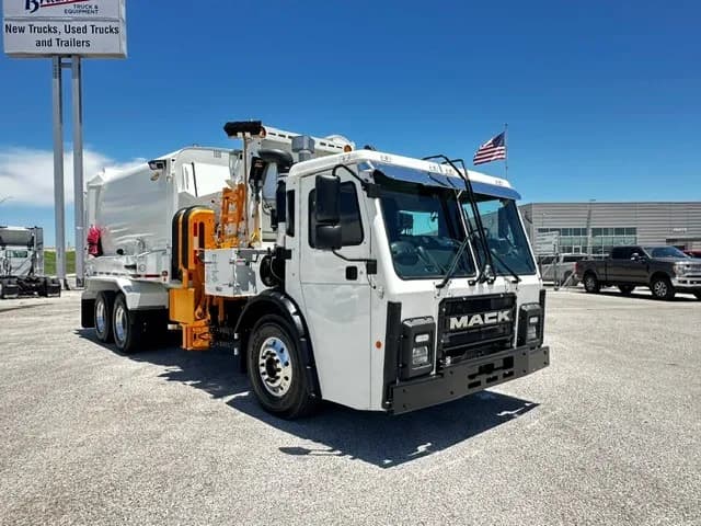 2025 Mack LR64 - Garbage