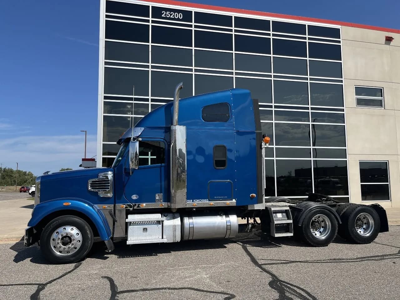 2019 Freightliner 122SD - Sleeper