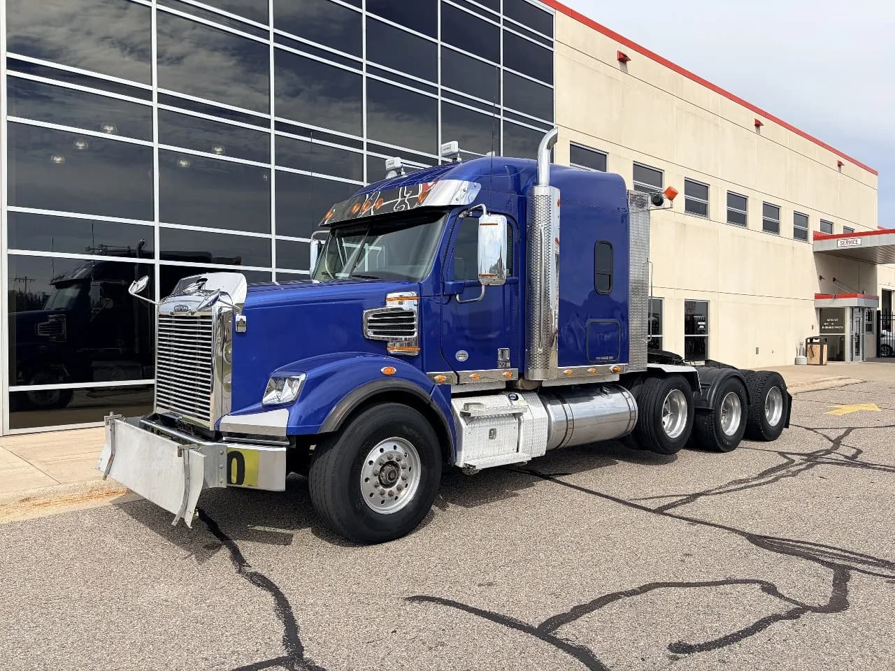 2020 Freightliner 122SD - Sleeper