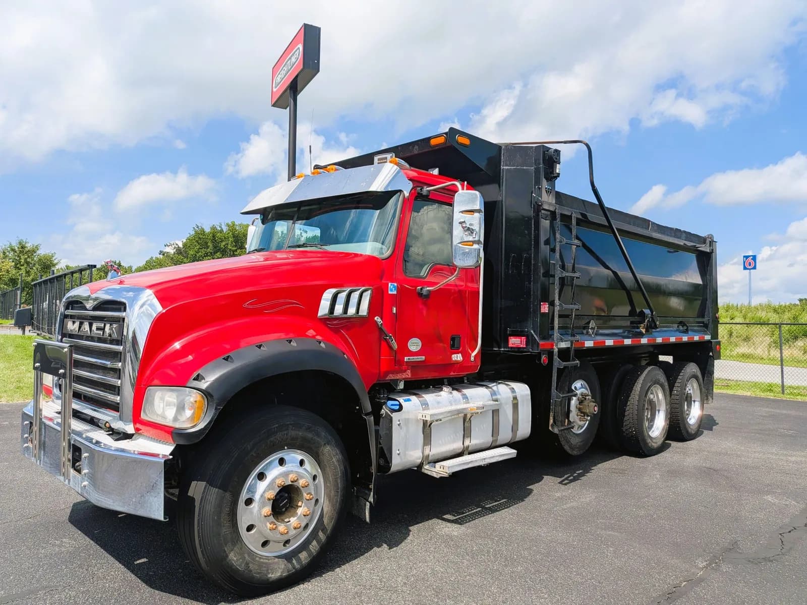 2019 Mack GRANITE MP8 - Dump