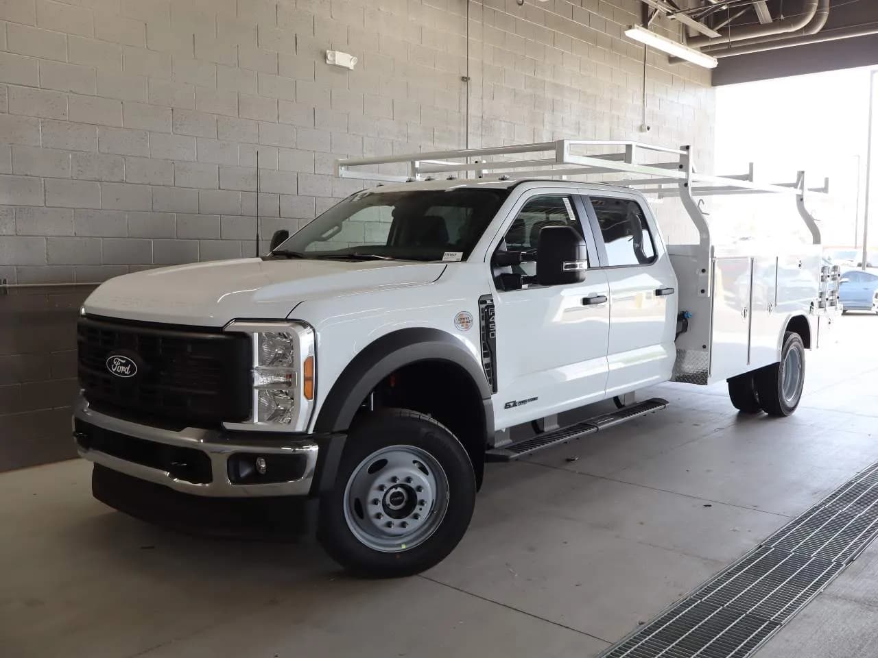 2027 Ford F-450 Super Duty Crew Cab - Chassis