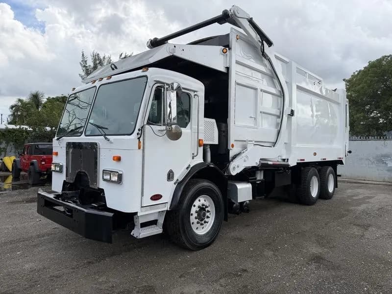 2011 Peterbilt 320