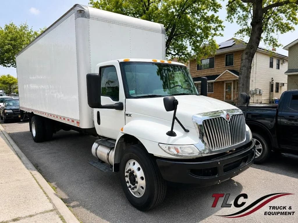 2020 International MV607 w/ 26ft - Box