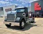 2016 Freightliner 122SD - Day Cab
