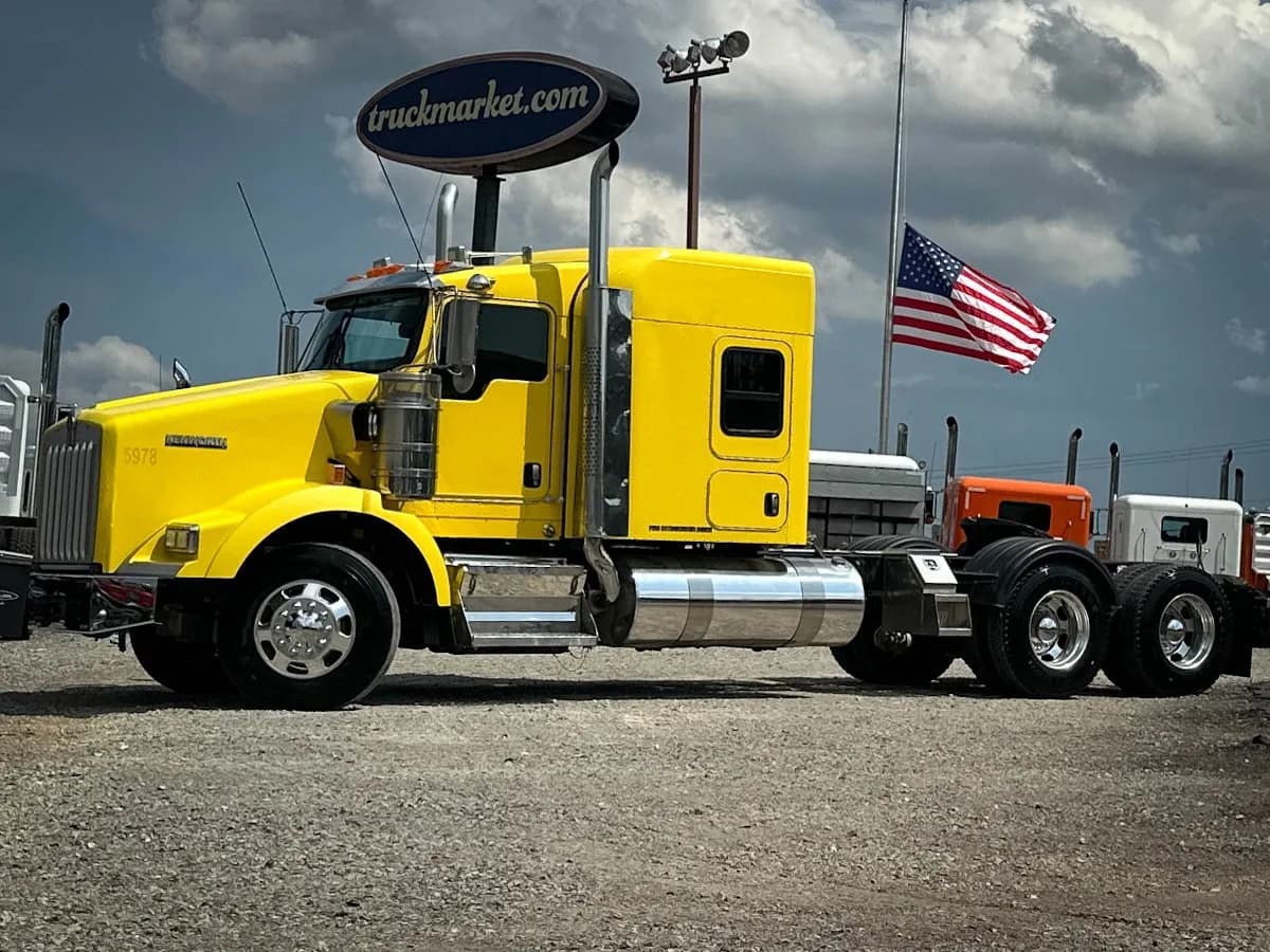 2016 Kenworth T800 - Glider Kit Trucks