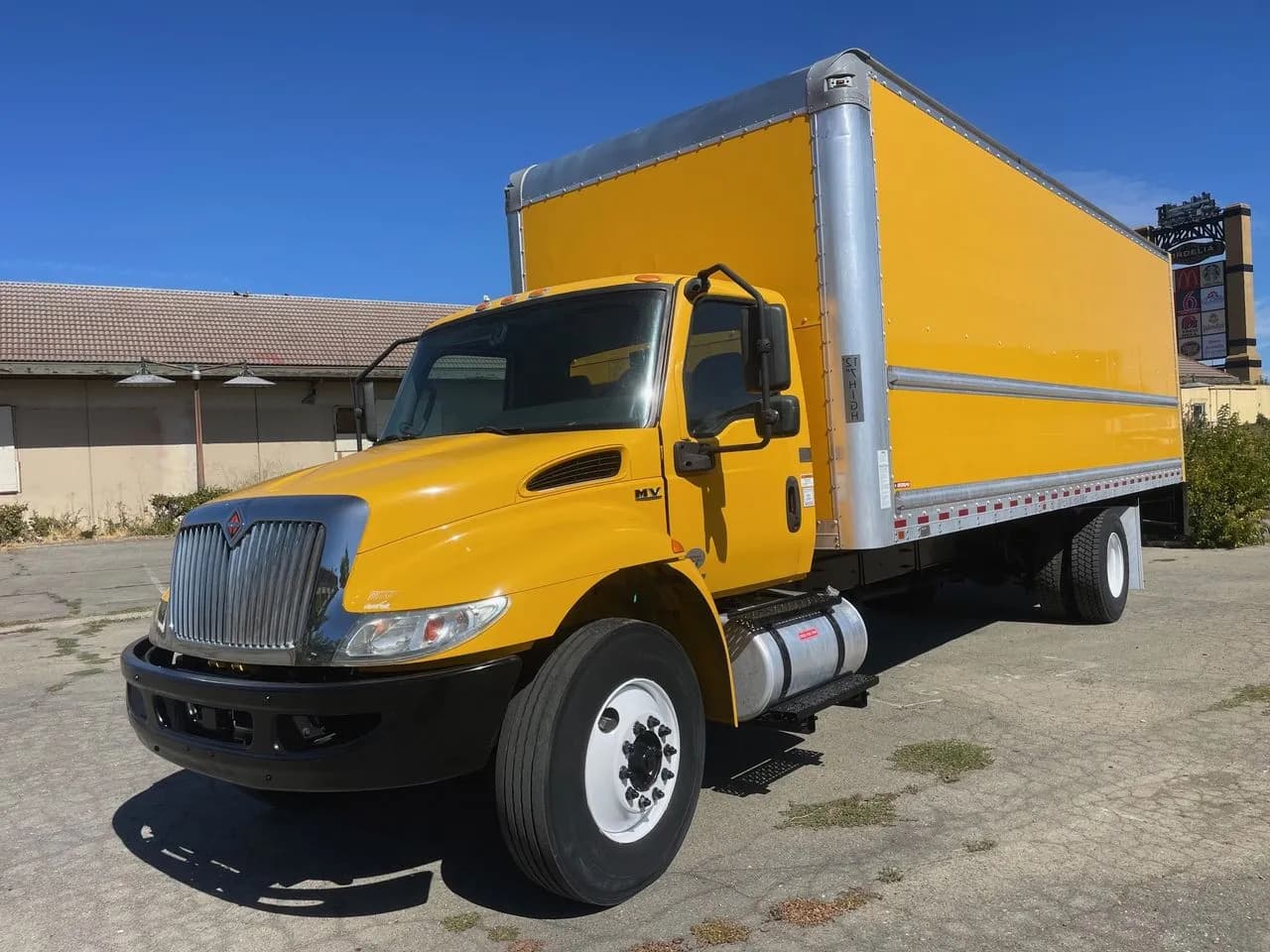 2021 International MV607 - Box