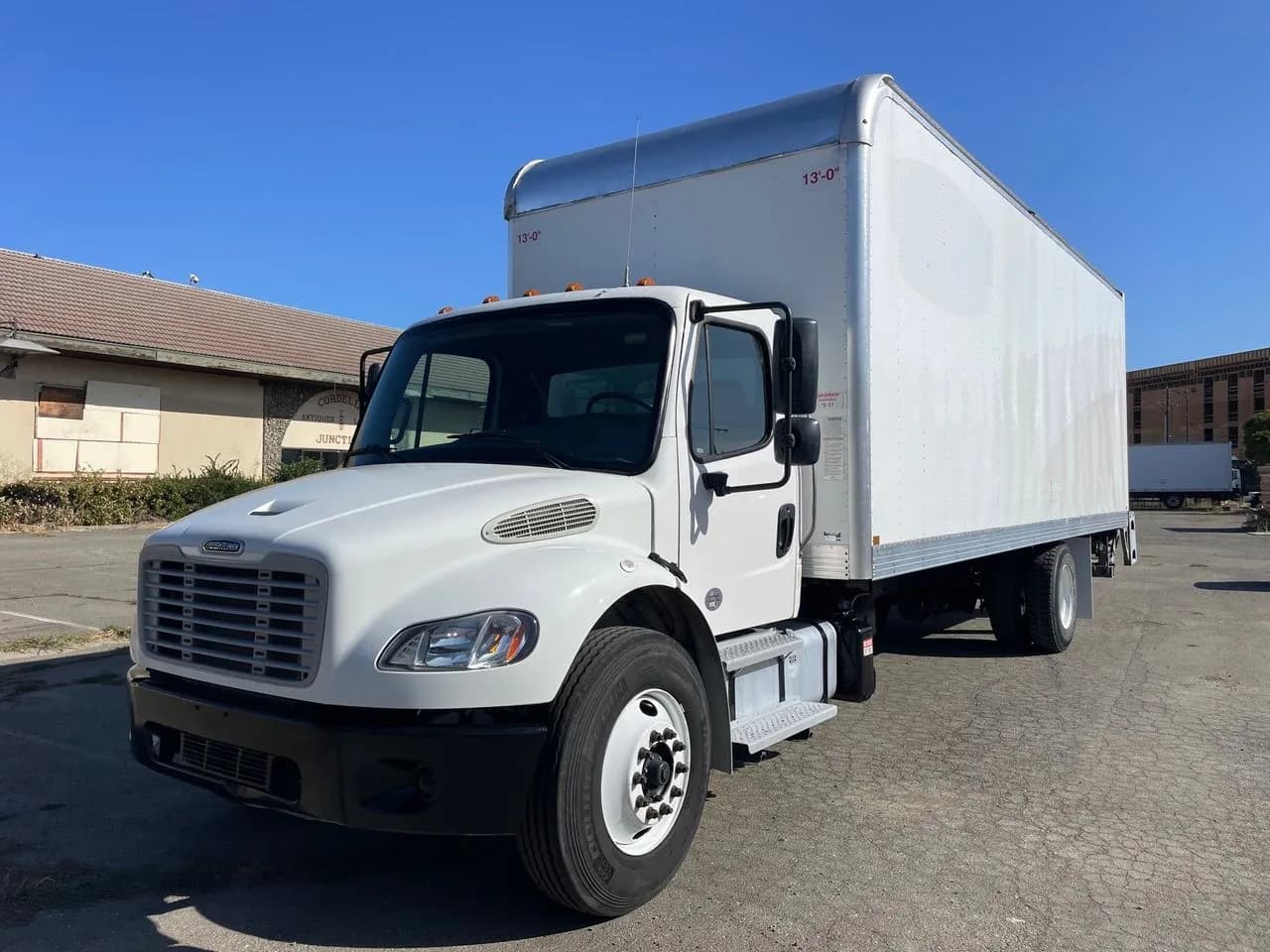 2023 Freightliner M2 106 - Box
