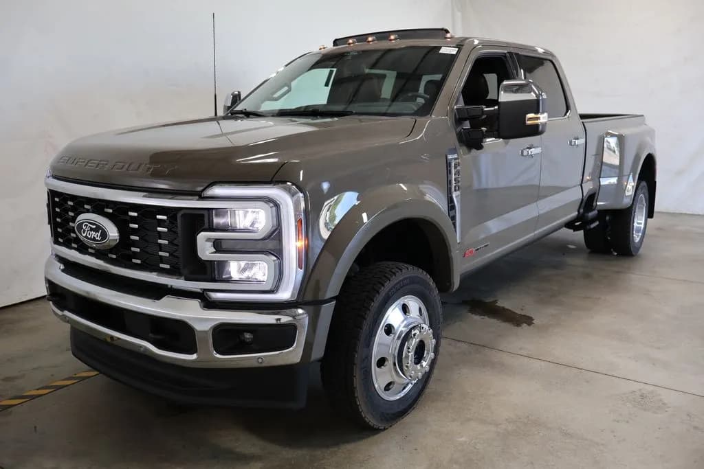 2027 Ford F-450 Crew Cab - Pickup