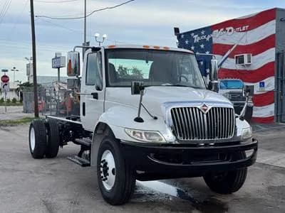 2018 International DURASTAR 4300 CAB & - Chassis