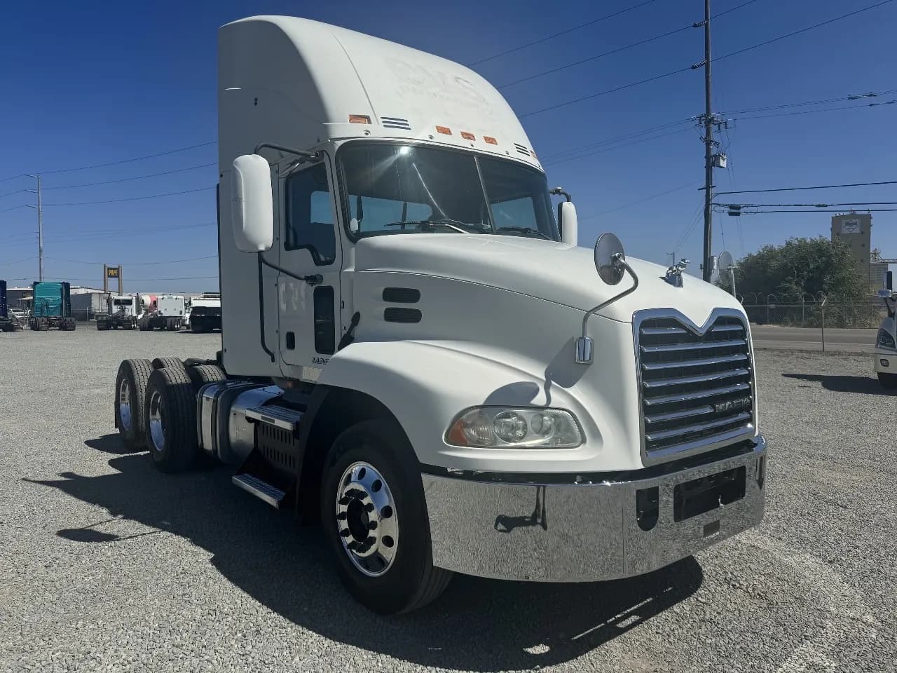 2015 Mack PINNACLE - Day Cab