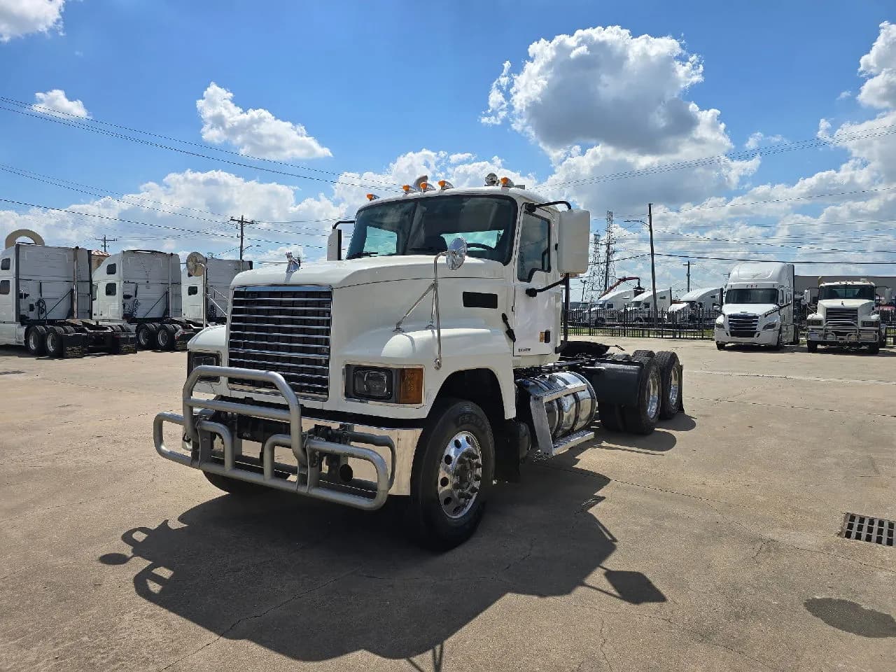 2020 Mack PINNACLE Daycab - Day Cab