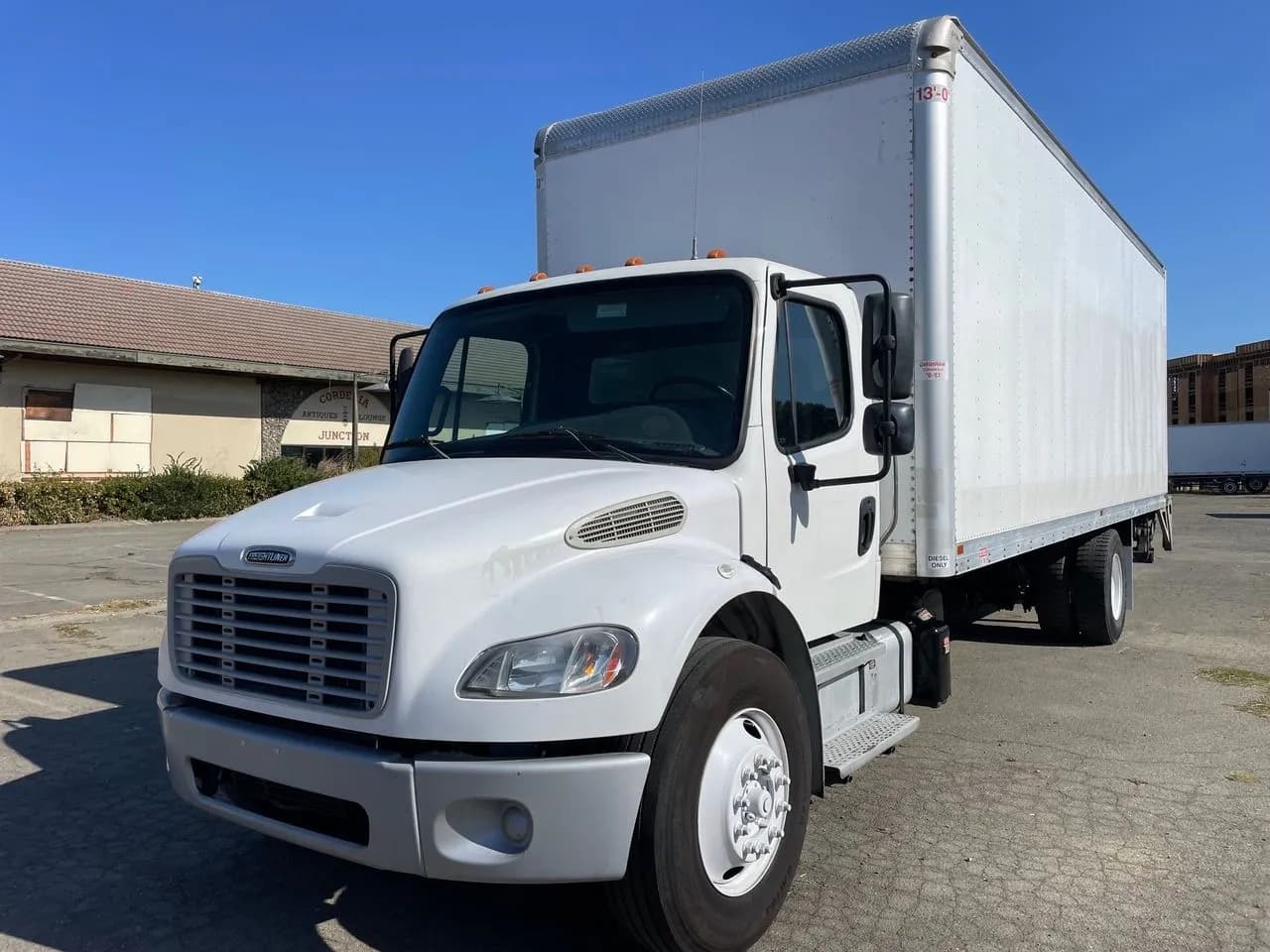 2023 Freightliner M2 106 - Box