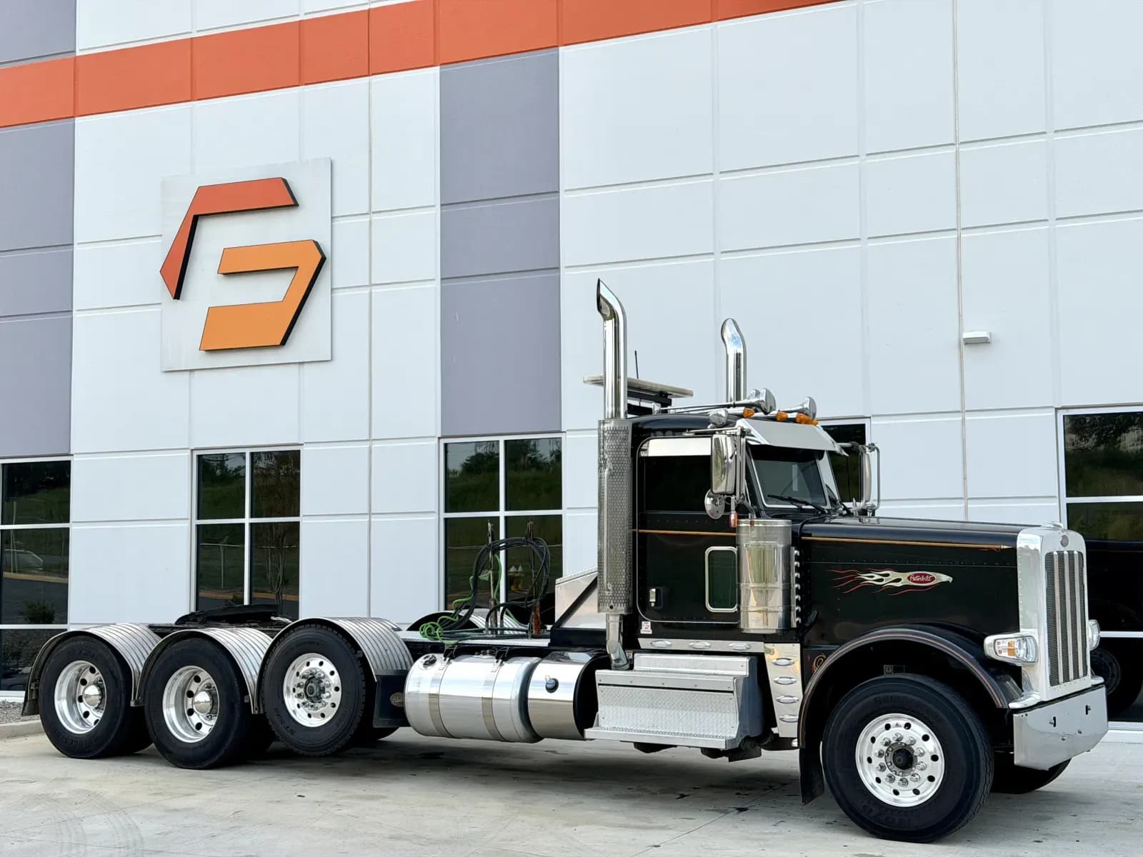 2020 Peterbilt 389 - Day Cab