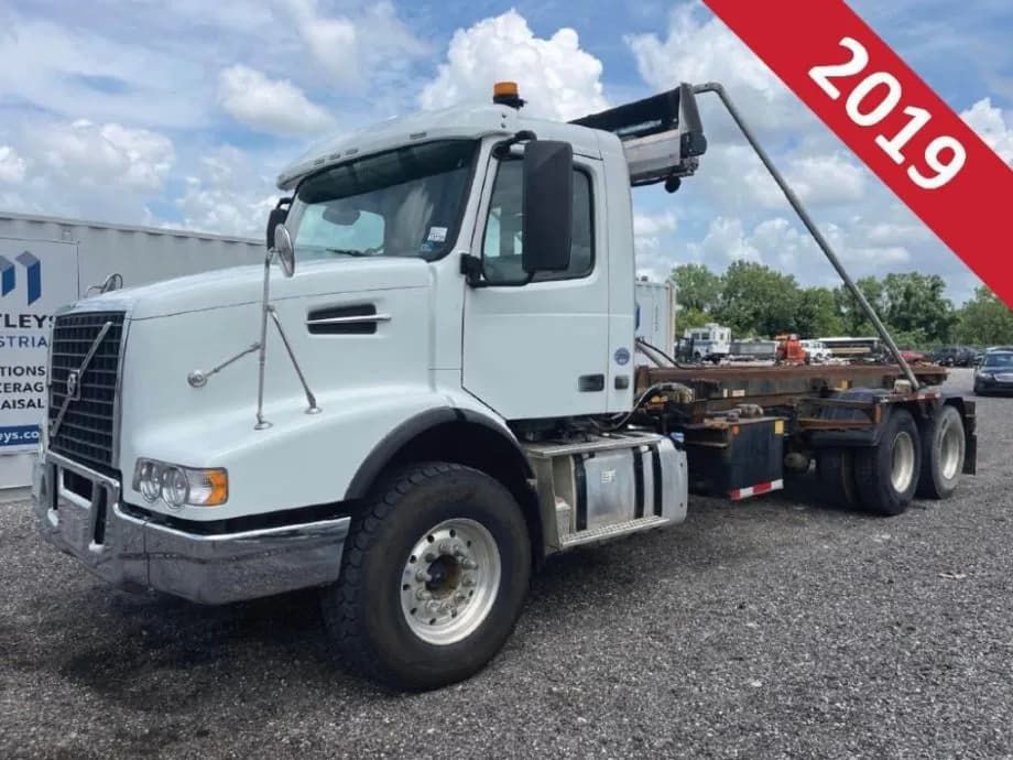 2019 Volvo VHD 22’ T/A Roll Off Truck Heavy-Duty Capability - Garbage
