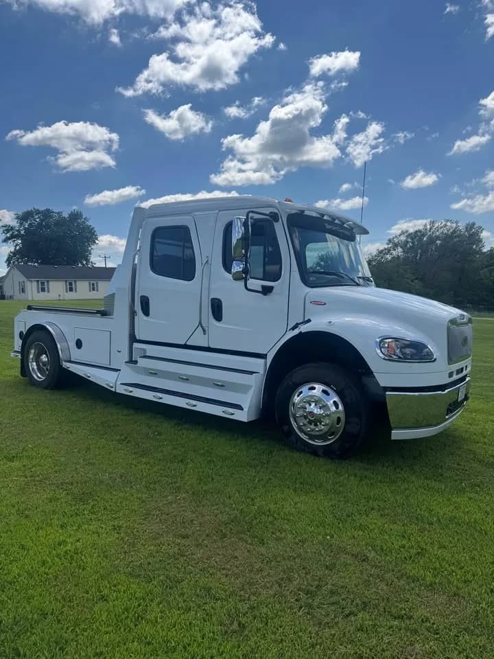 2019 Freightliner M2-106 SportChassis - Pickup