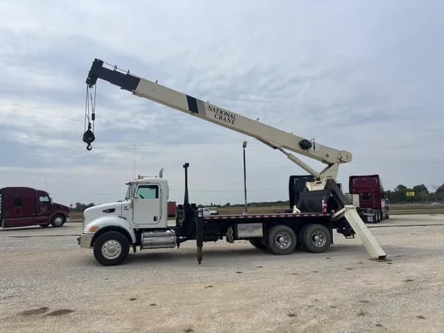 2006 Peterbilt 335 - Crane