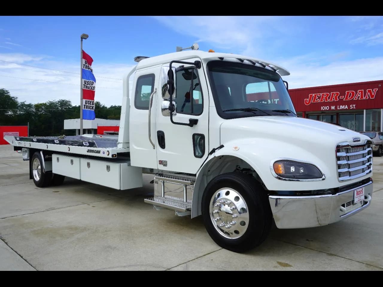 2027 Freightliner M2 106