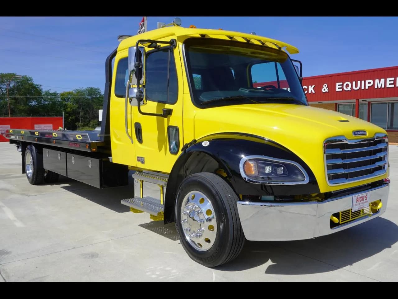2027 Freightliner M2 106 - Tow