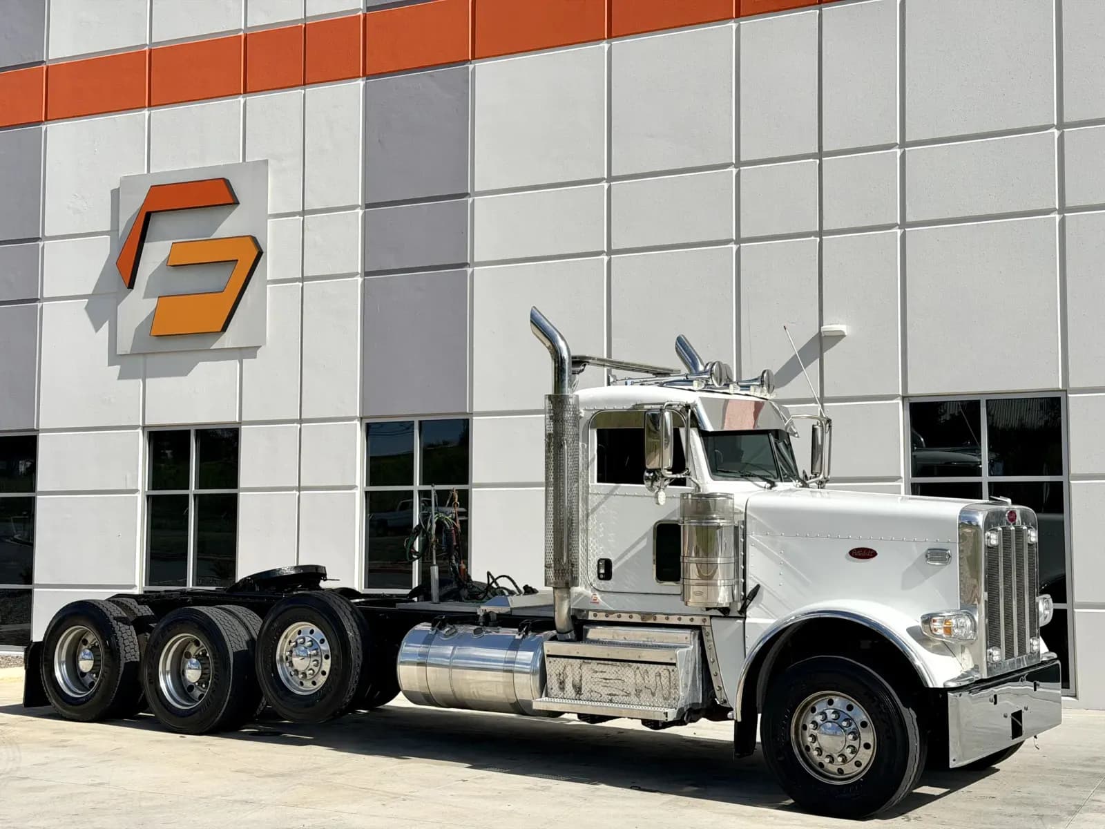 2022 Peterbilt 389 - Day Cab