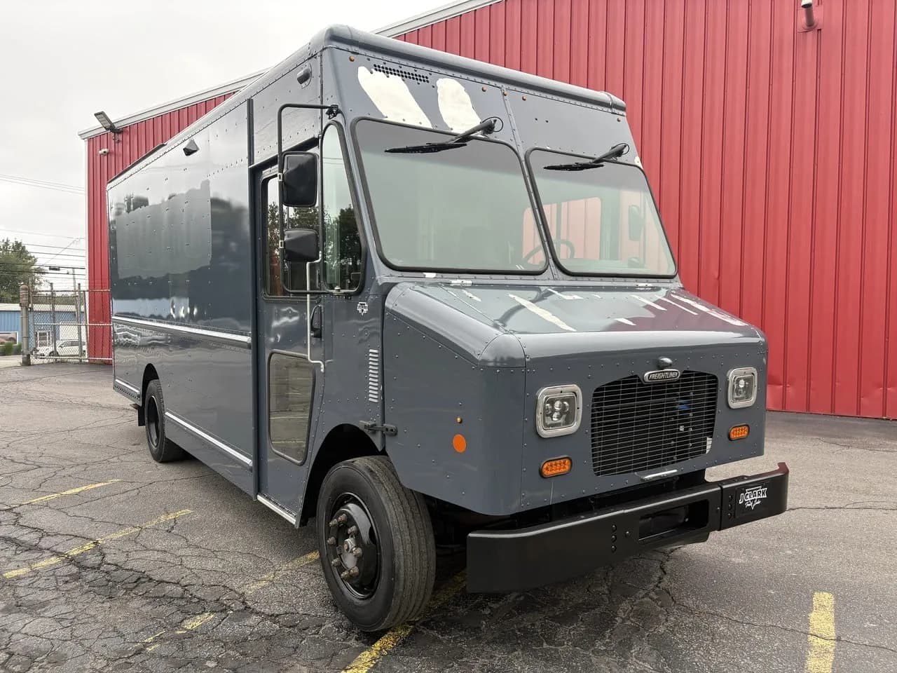 2020 Freightliner MT45 P900 16’ - Vans