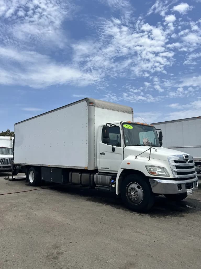 2012 Hino 338 – 3534 – 26FT - Box