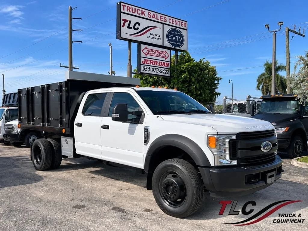 2017 Ford F450 Crew Cab w/ 10ft - Dump