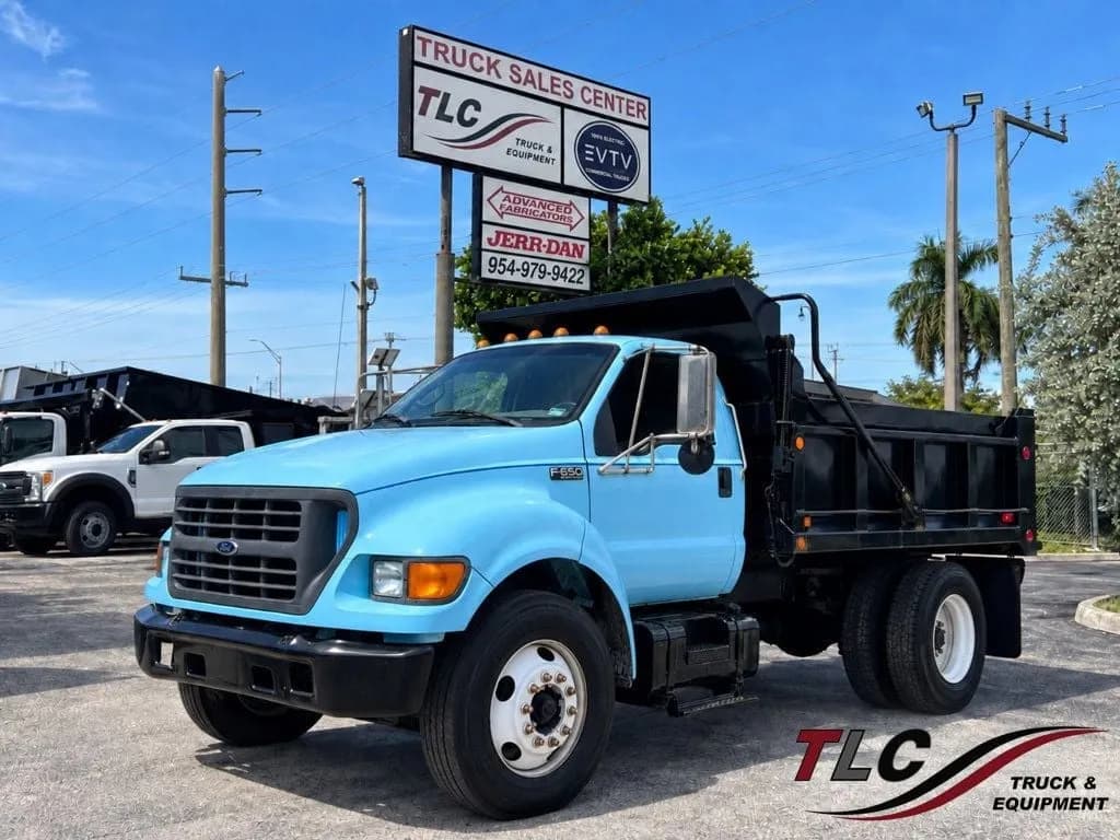 2000 Ford F650 w/ 10ft - Dump