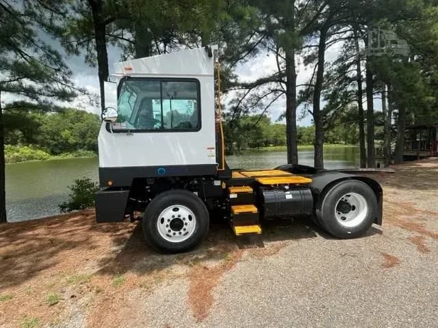 2023 Capacity TJ5000 - Yard Spotter Trucks