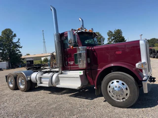 2023 Peterbilt 389 - Day Cab