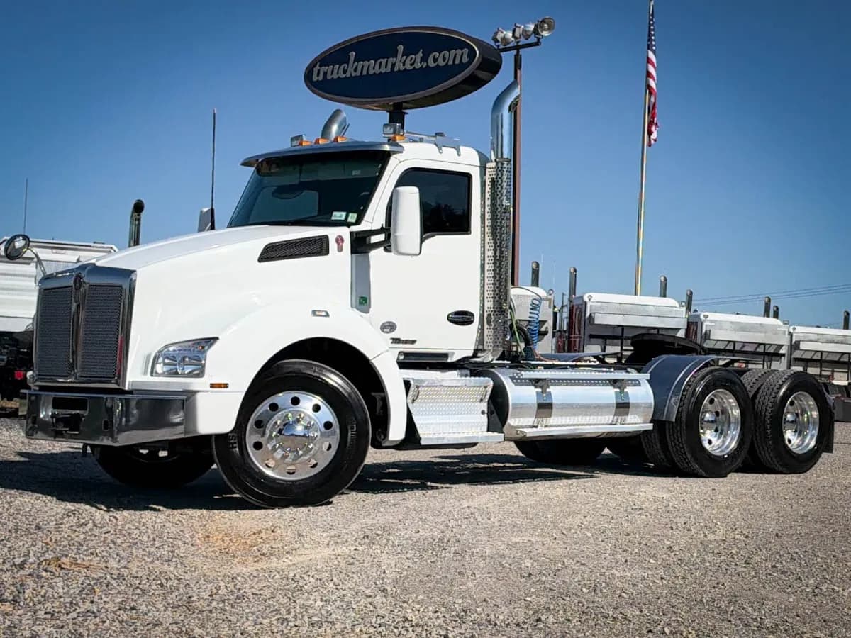 2021 Kenworth T880 - Day Cab