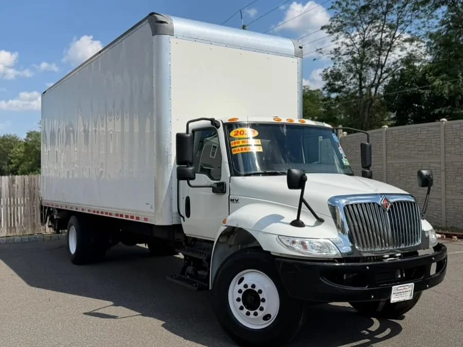 2022 International MV 24FT - Box