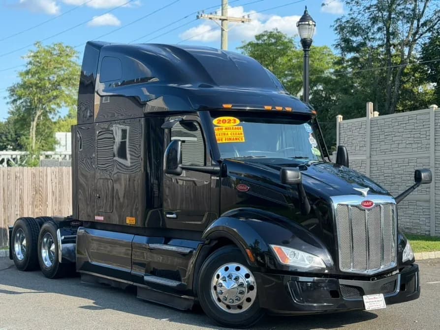 2023 Peterbilt 579 Premium Conventional - - Sleeper