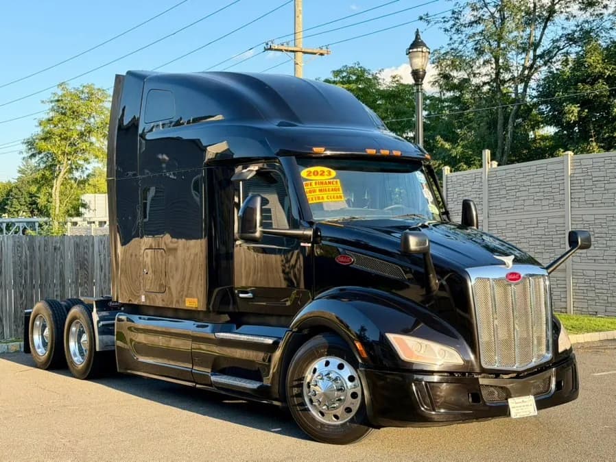 2023 Peterbilt 579 Premium Conventional - - Sleeper