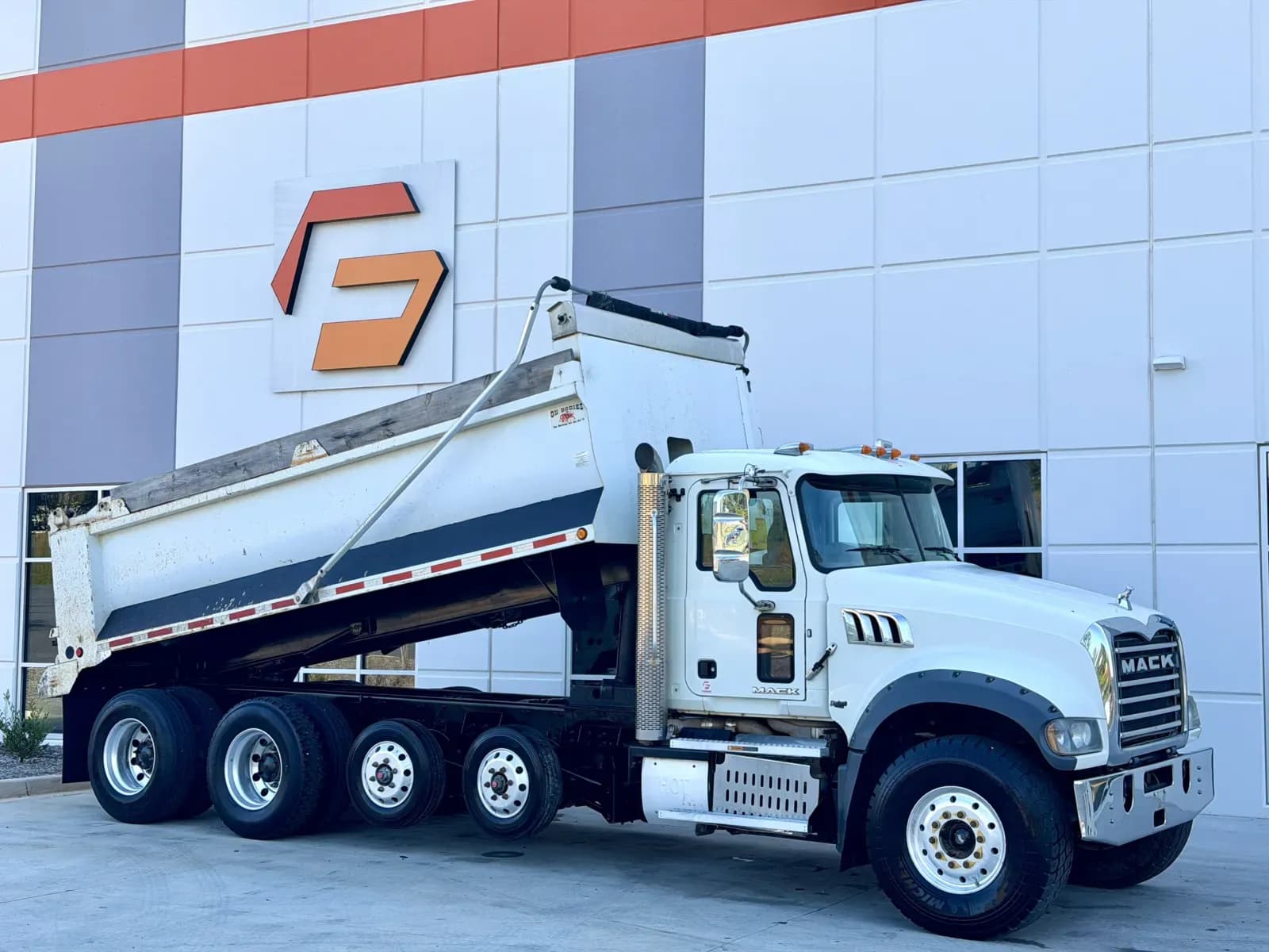 2017 Mack GU713 - Dump