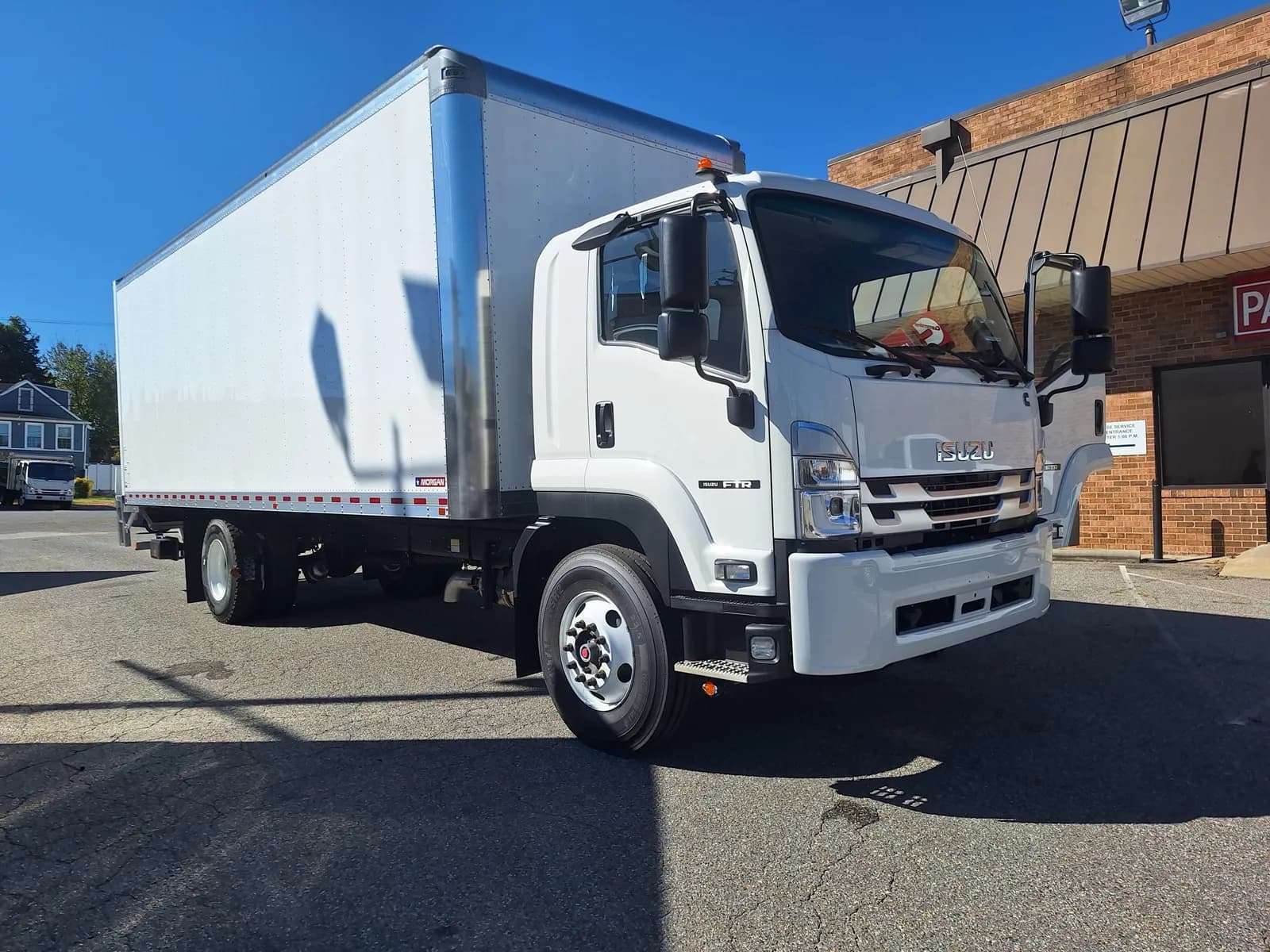 2025 Isuzu FTR 26′ - Vans