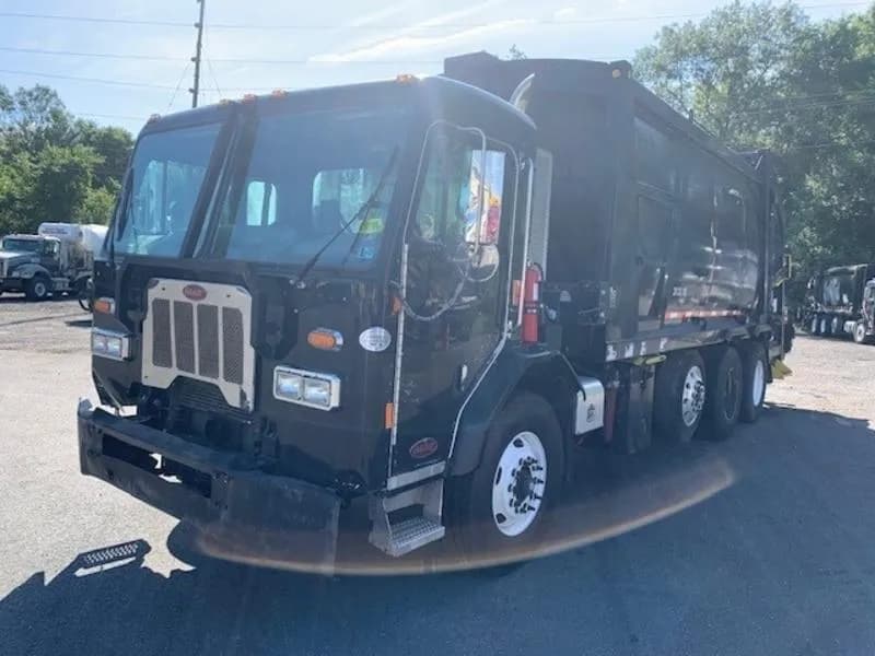 2017 Peterbilt 320