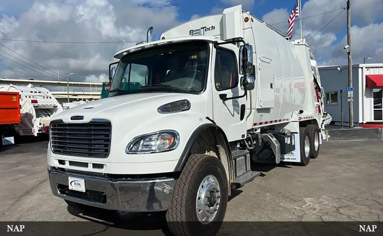 2025 Freightliner M2 106 - Garbage
