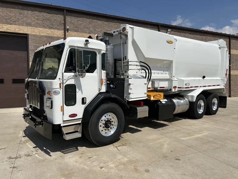 2025 Peterbilt 520 - Garbage