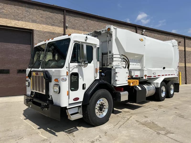 2025 Peterbilt 520 - Garbage