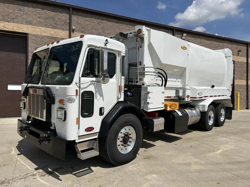 2025 Peterbilt 520 - Garbage