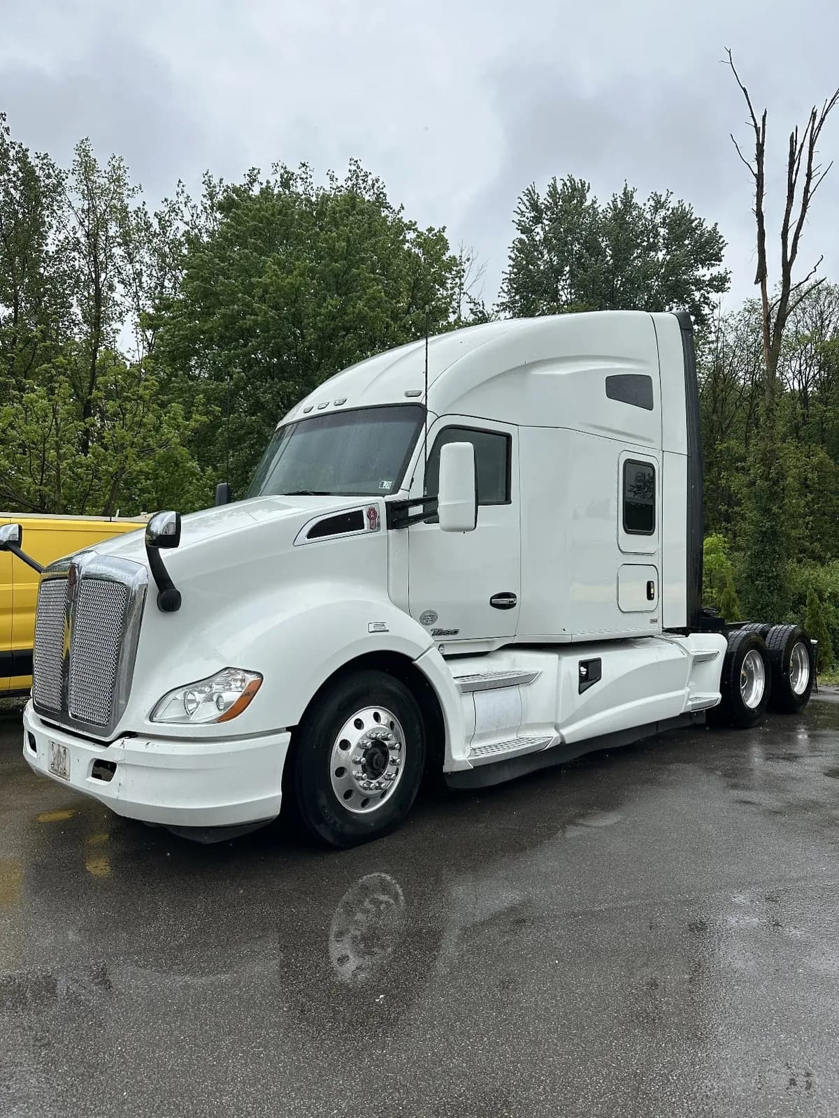 2016 Kenworth T680 - Sleeper