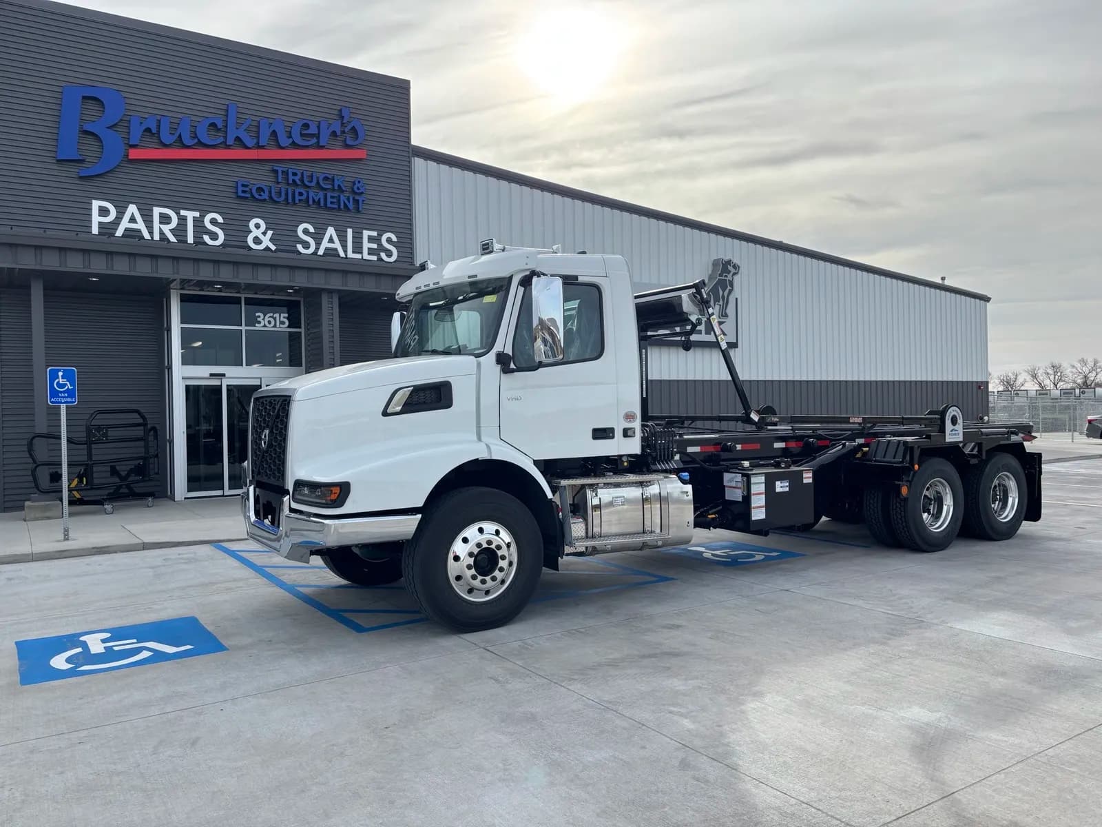 2026 Volvo VHD64B300 - Garbage