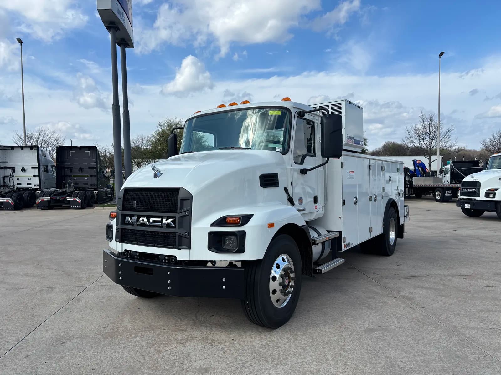2025 Mack MD7 - Crane
