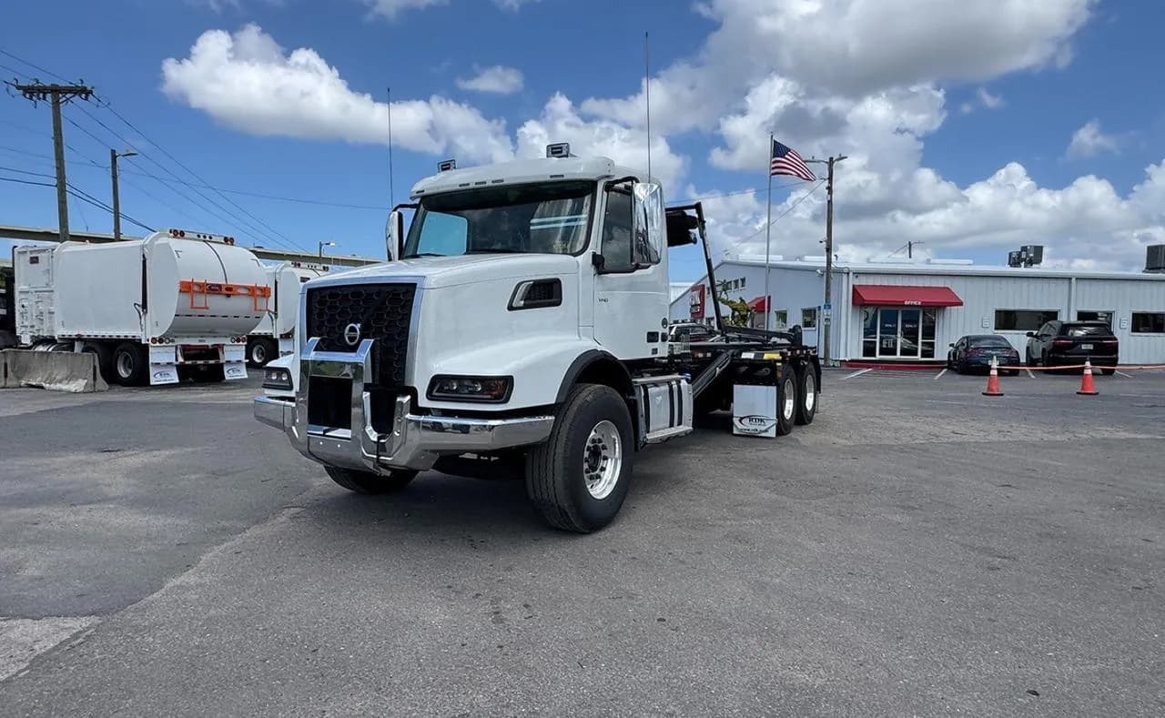 2026 Volvo VHD64B - Garbage