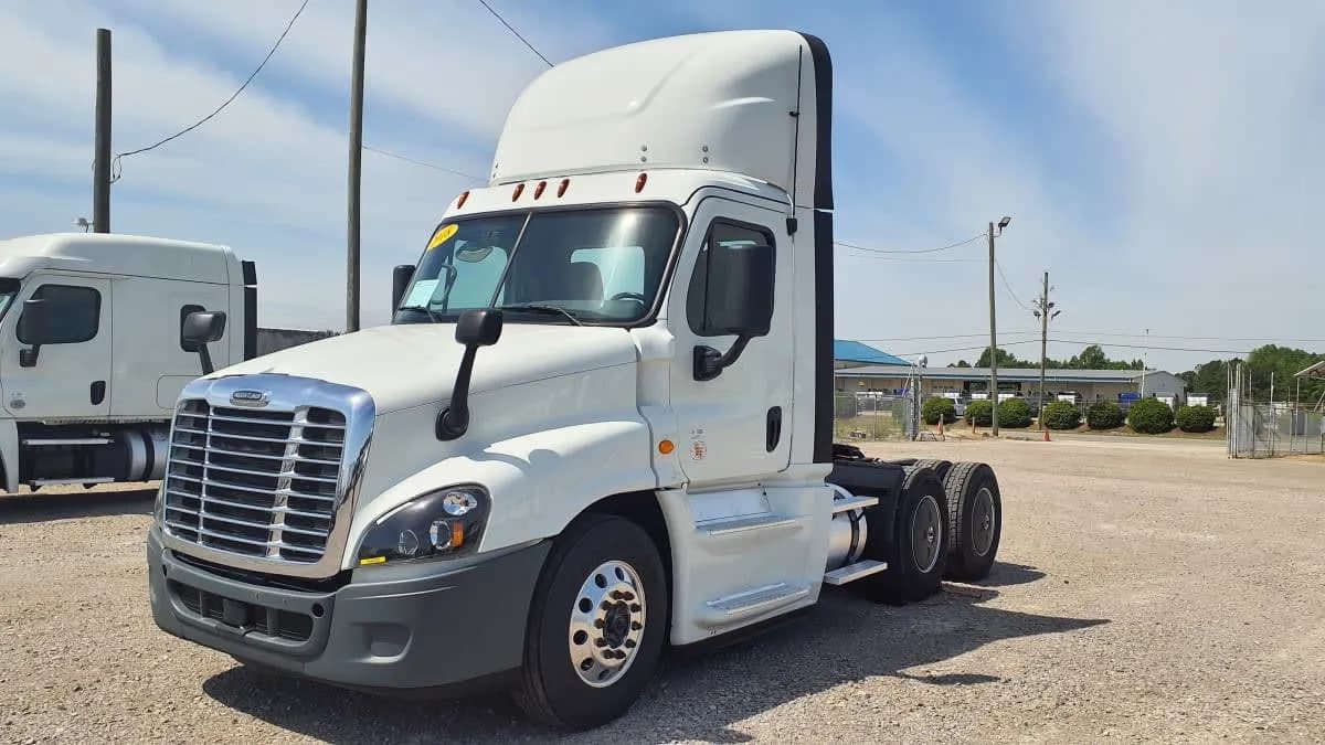 2018 Isuzu NPR HD - Day Cab