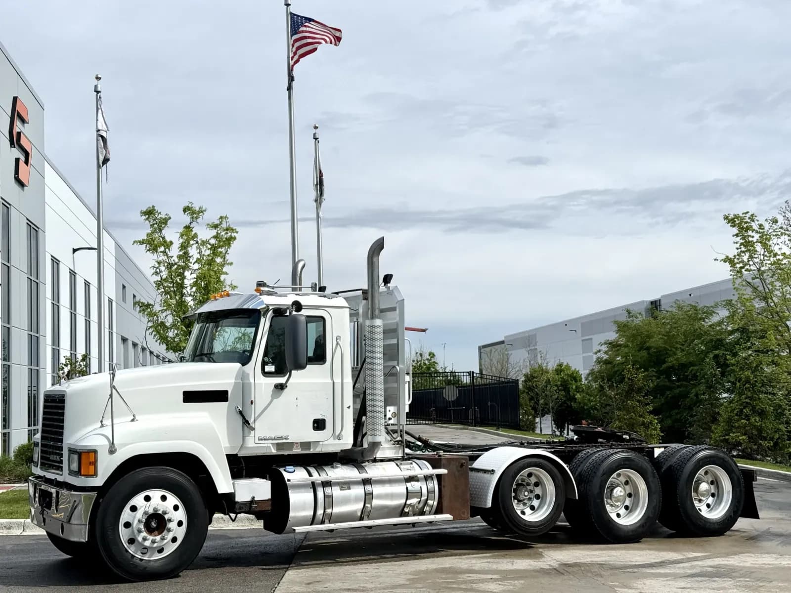 2013 Mack CHU613 - Day Cab