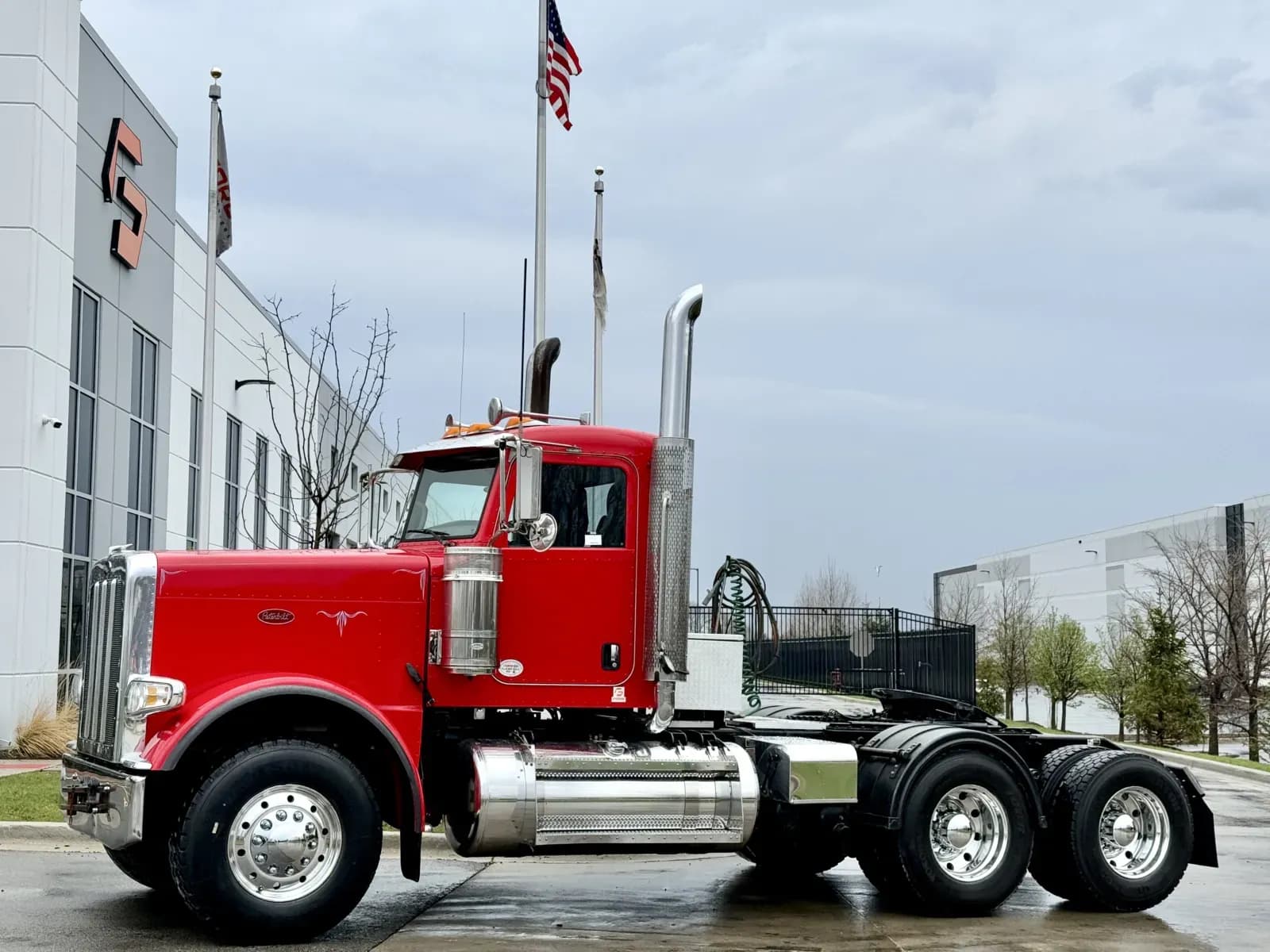 2021 Peterbilt 389 - Day Cab
