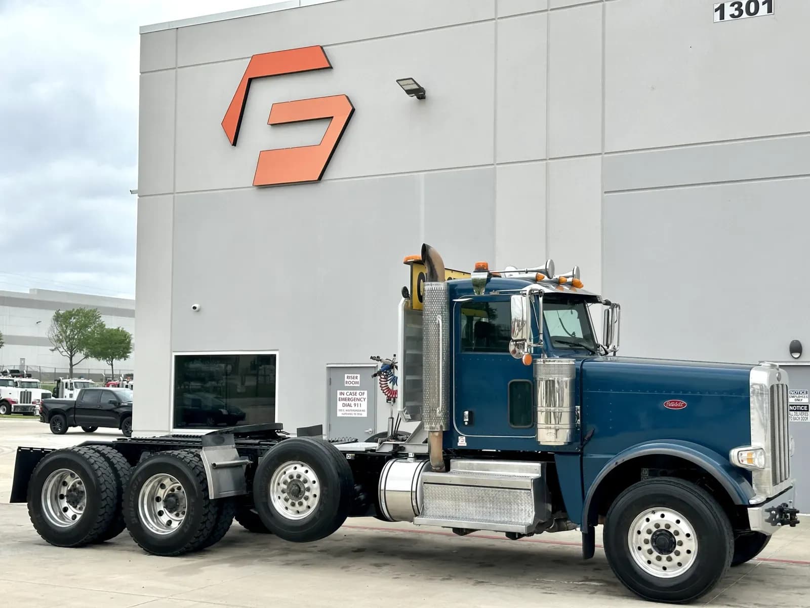 2022 Peterbilt 389 - Day Cab