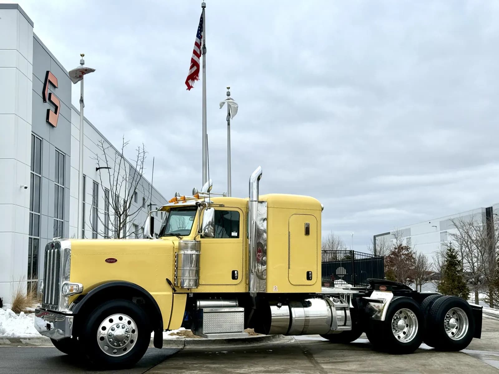 2023 Peterbilt 389 - Sleeper