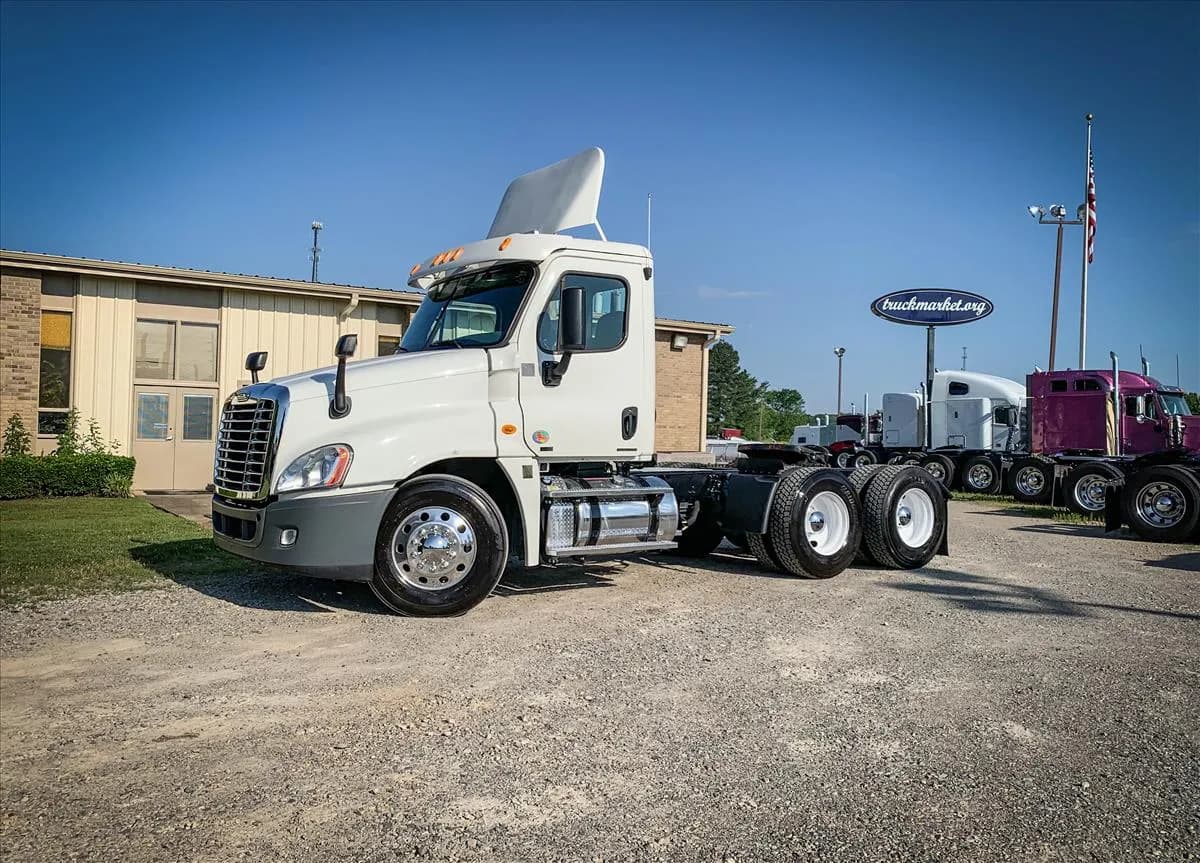 2012 Freightliner Cascadia - Day Cab